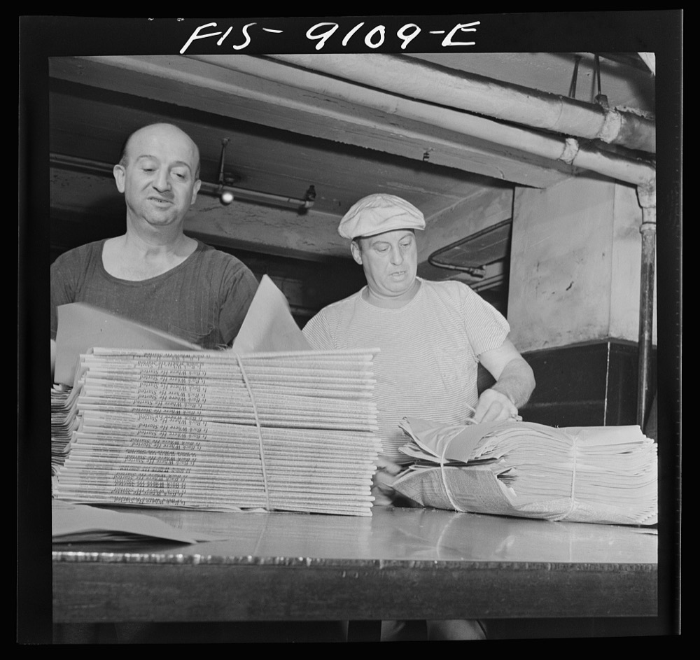 Газеты, доставленные из печати, связываются в пачки